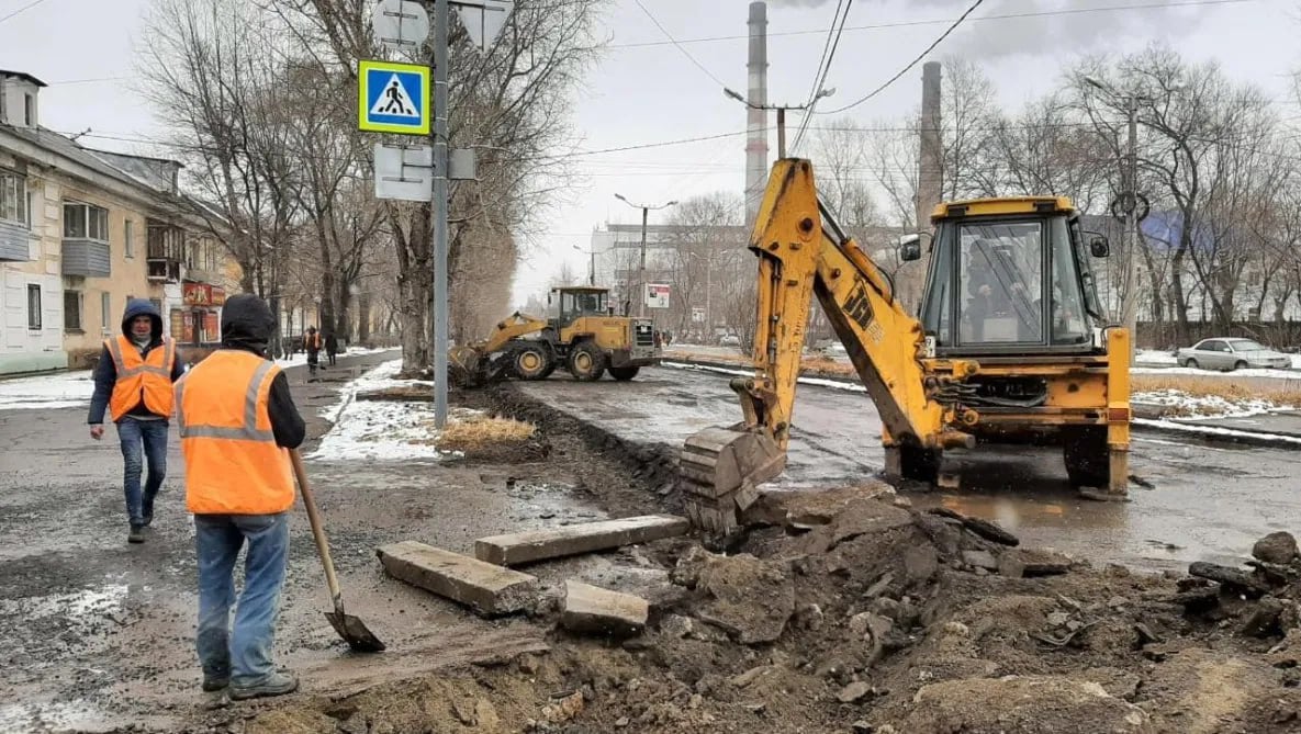 ⏺ В Комсомольске-на-Амуре по новому нацпроекту отремонтируют Аллею Труда  В Комсомольске-на-Амуре в 2025 году продолжат обновлять улицы в рамках национального проекта «Инфраструктура для жизни», инициированного президентом России Владимиром Путиным.   В городе приведут в порядок семь объектов дорожной инфраструктуры. Среди них – участок Аллеи Труда, который находится рядом с площадью Макарова у проходных Амурского судостроительного завода.  Работы на этом участке планируют начать в конце апреля и завершить к середине июля. Специалисты подрядной организации снимут старый асфальт, заменят бордюры, уложат новый асфальтовый слой, а также отремонтируют тротуар. На эти цели выделено более 17 млн рублей.