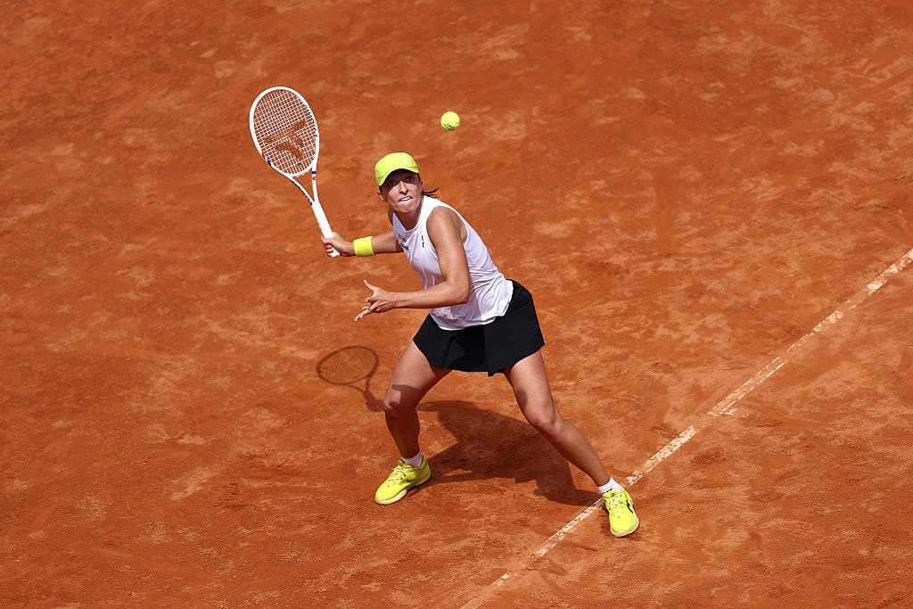 Коллинз выбила Свёнтек с «тысячника» в Риме и из топ-2 рейтинга WTA Вторая ракетка мира, польская теннисистка Ига Свёнтек не смогла выйти в четвертый круг турнира категории WTA 1000 в Риме. В третьем круге 23-летняя Свёнтек уступила американке Даниэль Коллинз, 35-й ракетке мира, со счетом 1:6, 5:7. Следующей соперницей Коллинз будет Элина Свитолина Украина или Хейли Баптист США . Свёнтек выиграла турнир в Риме в прошлом году. Из-за раннего вылета полька лишится более 900 очков и опустится как минимум на четвертое место в мировом рейтинге. Getty Images -канал «РБК Спорт»