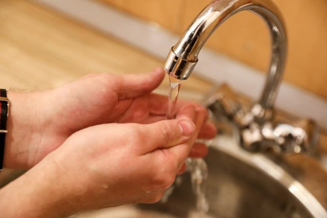 Завтра в нескольких домах Нарьян-Мара отключат горячую воду  Об этом предупредили в Нарьян-Марском МУ ПОК и ТС.  29 июля с 9.00 до 11.00 отключится горячее водоснабжение по следующим адресам:  — пр. Матросова, 2, 6, 8;  — детский сад «Радуга», пр. Матросова, 4;  — ул. Ленина, 39А.  — Подача горячего водоснабжения будет прекращена в связи с проведением ремонтных работ. Просим с пониманием отнестись к временным неудобствам, — обратилась к горожанам администрация предприятия.  За информацией можно обращаться по телефону аварийно-диспетчерской службы: 4-22-25.  Фото: Екатерина Эстер/НАО24