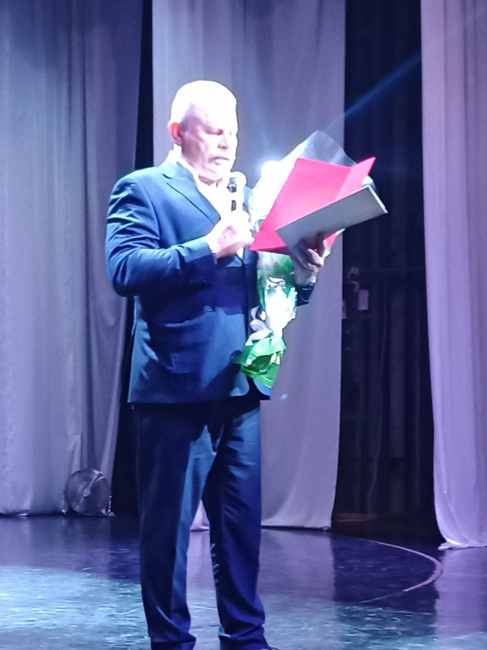 В ДК им П Ткаченко отметили 25 летие русской общины Добрыня Четверть века эта организация объединяет людей для которых сохранение русской культуры не формальность а часть личной истории и ответственности перед будущими поколениями Юбилейный концерт собрал на одной сцене коллективы ДДЮТ ДК детских садов участников и лауреатов фестиваля Виват Россия посвящённого 80 летию Победы В выступлениях звучали не только песни но и благодарность тем кто много лет поддерживает культурную связь с исторической Родиной