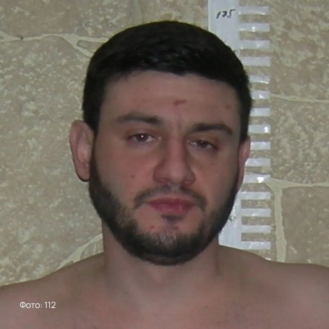 Мужчина убивший своих родителей в Таганроге найден мертвым Напомним он застрелил мать и отца из Сайги и после этого уехал на авто Сегодня тело мужчины нашли в салоне машины Труп обнаружили в 20 км от Таганрога в селе Носово Рядом с телом лежало ружье которым Давтян мог убить родителей Обстоятельства произошедшего выясняются   Подпишитесь на Абзац в Max