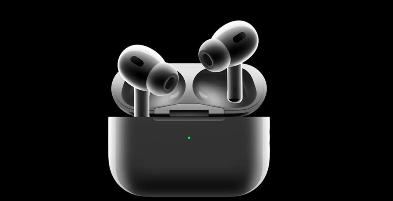 AirPods Pro третьего поколения получат продвинутые функции мониторинга здоровья  Apple готовит серьёзное обновление для своих беспроводных наушников. По информации журналиста Марка Гурмана из Bloomberg, компания разрабатывает целый комплекс функций для отслеживания здоровья пользователей.  Главный акцент делается на датчике сердечного ритма. Внутренние тесты показывают, что хотя точность измерений пока уступает Apple Watch, результаты уже очень близки к желаемым. Инженеры также работают над датчиком температуры и другими сенсорами для отслеживания физиологических показателей.  Интересно, что Apple реанимировала проект по оснащению AirPods камерами, который ранее был отменён. Это связано с растущим интересом компании к развитию продуктов в “эпоху ИИ”. Разработка стала приоритетной как для команды ИИ, так и для группы AirPods, хотя до выхода на рынок ещё пара лет.  Хотя точные сроки выхода новых функций не называются, Гурман предполагает, что они будут появляться постепенно "в течение ближайших лет", а дебютировать могут в AirPods Pro 3.