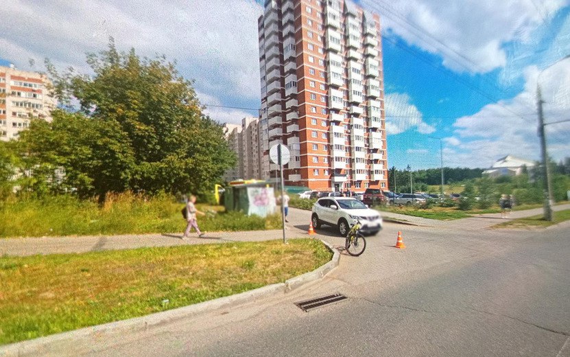 Сбили велосипедистов 29 июля в Ижевске произошло сразу две дорожные аварии, в которых пострадали катавшиеся на велосипеде дети. Так, около 14:13 напротив дома № 39 по ул. Петрова 48-лентяя женщина за рулем Nissan Qashqai столкнулась с 12-летним велосипедистом, который пересекал дорогу по линии тротуара. Около 18:40 напротив дома № 41 по ул. Ленина 49-летний водитель Skoda Octavia при повороте направо сбил 12-летнего мальчика, который ехал на велосипеде по регулируемому пешеходному переходу. Оба ребенка с травмами доставлены в больницу. Фото: Госавтоинспекция Удмуртии #Ижевск #Удмуртия