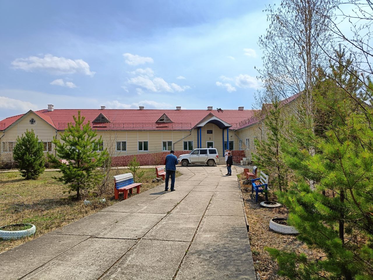 Благодаря нацпроекту продолжается модернизация больницы в Усть-Карске По национальному проекту «Продолжительная и активная жизнь» в Сретенском районе продолжается обновление участковой больницы. В планах - отремонтировать кабинеты специалистов, создать отдельные входы для детей и взрослых, а также для пациентов с признаками ОРВИ. «Доступная среда и комфортные условия - вот что ждет наших пациентов после завершения капитального ремонта. Для обновления участковой больницы по программе «Модернизация первичного звена здравоохранения» было выделено 13 миллионов рублей», - отметил главврач Сретенской районной больницы Анатолий Убинин. Кроме того, подрядчик заменит трубы, электропроводку и вентиляцию. Отметим, что в участковой больнице поселка Усть-Карск получают медицинскую помощь свыше двух тысяч человек. Подписывайтесь: