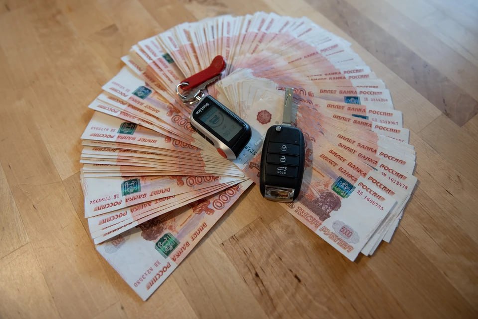 Жители Челябинской области взяли 6,8 млрд рублей в кредит на покупку автомобилей за первый квартал нынешнего года. Это на 55% меньше, чем в том же периоде прошлого года. Данные опубликовало «Национальное бюро кредитных историй». Несмотря на значительное сокращение, Южный Урал остается в первой десятке российских регионов по объему автокредитования Челябинская область на девятом месте, на восьмом – соседняя Свердловская . Эксперты НБКИ отмечают, что автокредиты реже и в меньших суммах стали выдавать по всей стране. К этому привели введенные в прошлом году ограничения для потенциальных заемщиков, рост утилизационного сбора и рыночных ставок.