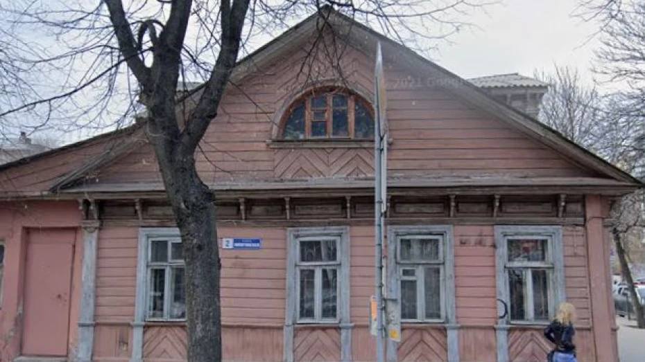 В Воронеже восстановят главный дом усадьбы Плотникова Либана Выдали разрешение на разработку научно проектной документации для восстановления главного дома усадьбы Плотникова Либана улица Никитинская 2 Проектные работы должны завершить к апрелю 2026 года Архитектурный ансамбль усадьбы Плотникова Либана включает в себя три исторических здания главный усадебный дом на улице Никитинской 2 двухэтажный флигель улица Никитинская 4 и одноэтажную службу улица Никитинская 4а Подписывайтесь на канал РИА Воронеж в Max