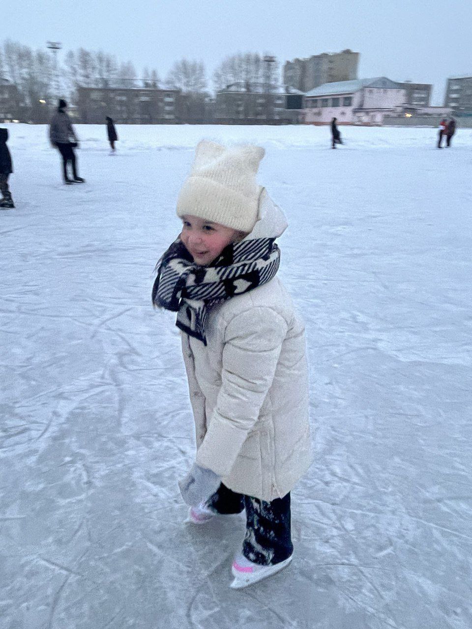 Зимняя сказка начинается первые катки в Ачинске уже открыты Собирайте друзей семью хорошее настроение и вперёд покорять лёд Пусть эта зима будет самой активной весёлой и запоминающейся   Напомним в этом сезоне в нашем округе будет работать 10 открытых ледовых площадок   Тут адреса