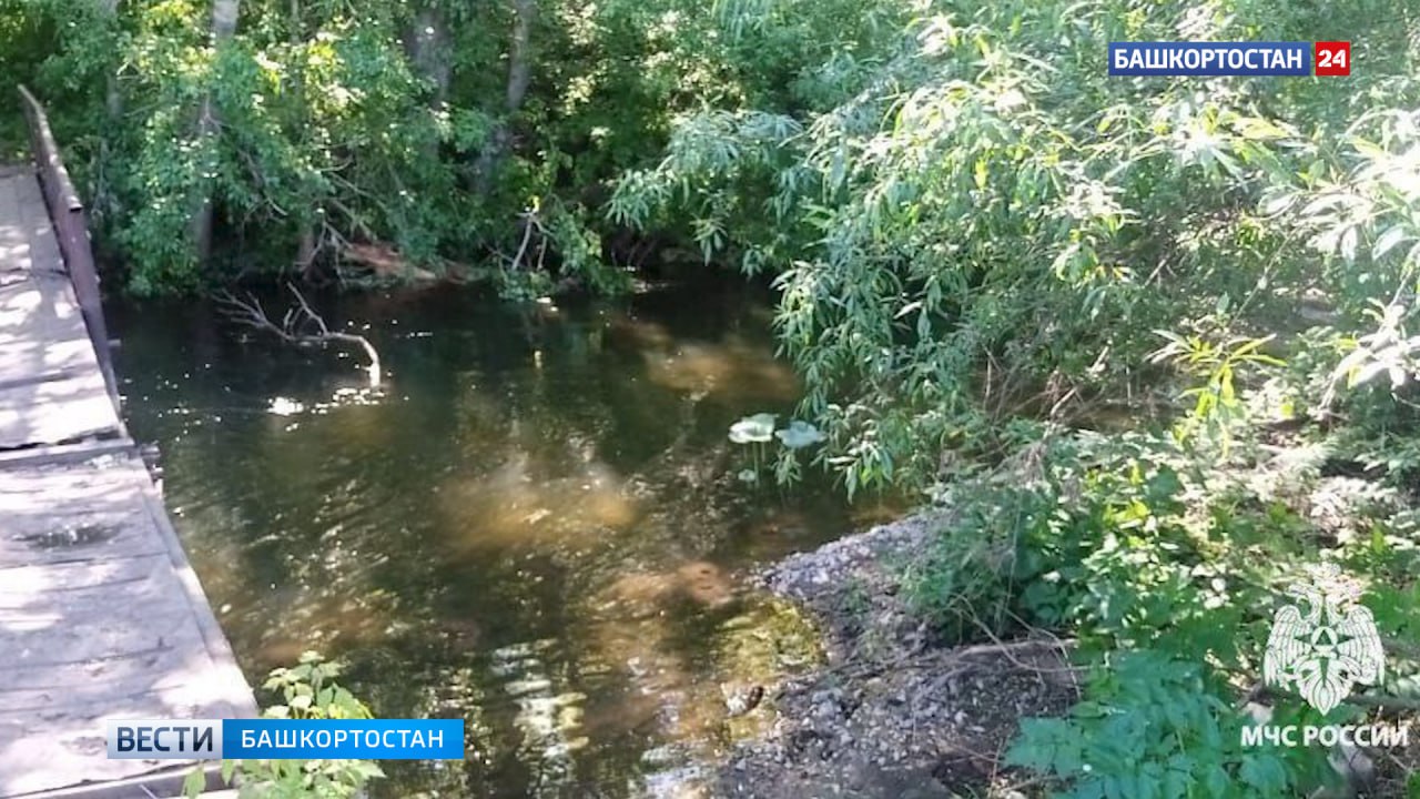 В Башкортостане 56-летний мужчина утонул в реке, находясь в состоянии алкогольного опьянения В Ишимбайском районе в селе Верхотор спасатели извлекли из реки Тор погибшего 56-летнего мужчину. Трагедия произошла вечером 24 мая, погибший находился в состоянии алкогольного опьянения и решил искупаться, но не смог выбраться из воды. Как рассказали в пресс-службе МЧС России по РБ, очевидцы пытались помочь мужчине, но самостоятельно найти и спасти его не удалось. “По данному факту проводятся оперативно-следственные мероприятия”, — отметили в ведомстве. Подписаться Сообщить новости