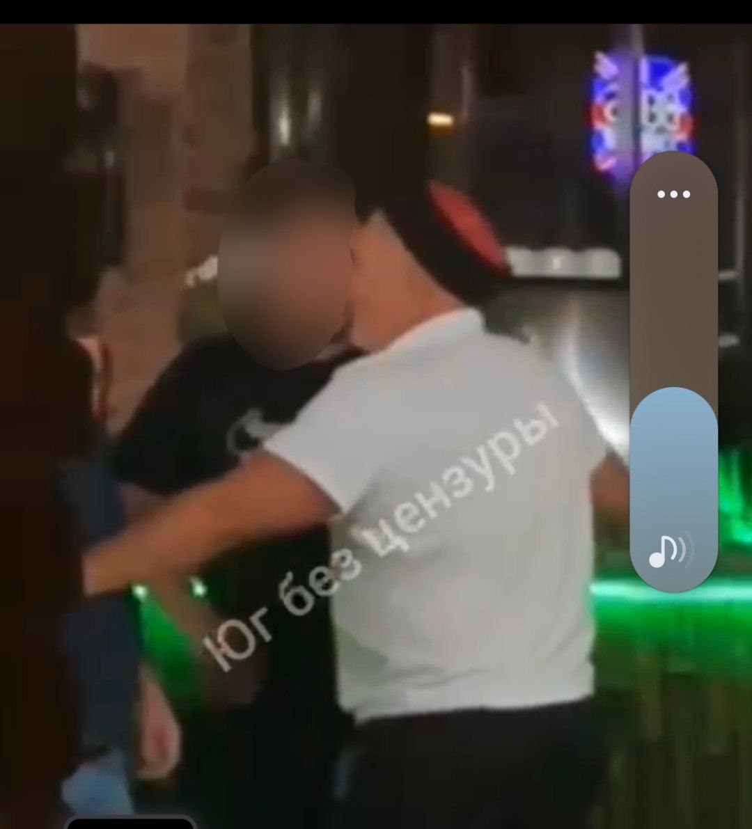 Полиция разбирается в обстоятельствах драки в Геленджике В сети Интернет выявлена публикация, на кадрах которой запечатлена драка между мужчинами. В рамках проверки установлено, что 16 августа у 36-летнего жителя Ростова-на-Дону, в одном из кафе села Дивноморское, произошел конфликт с двумя мужчинами, переросший в потасовку. Находящиеся на маршруте патрулирования казаки разняли участников драки. Одним из зачинщиков оказался 50-летний местный житель, он опрошен. В настоящее время Отделом МВД России по городу Геленджику продолжается проверка, а также мероприятия по установлению местонахождения третьего участника конфликта. Полиция Кубани