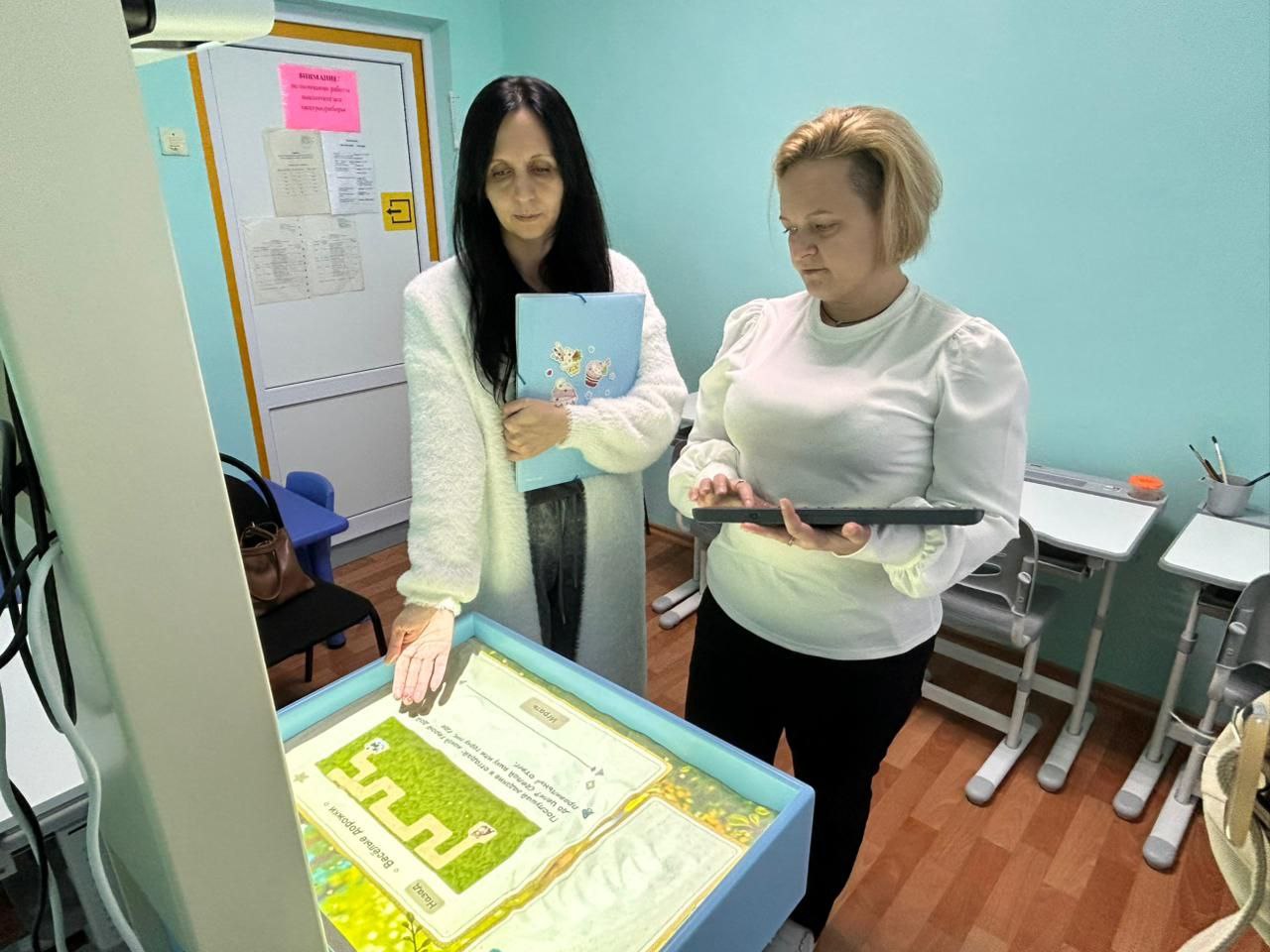 Сегодня День психолога Ежегодно 22 ноября в России встречают День психолога Это праздник специалистов которые работают с чувствами поддерживают взрослых и детей помогают переживать кризисы тревоги и страхи И сегодня этот профессиональный праздник отмечают герои нашей публикации сотрудники филиала психологического центра села Донского Валентина Мазикина и Людмила Краснокутская Читайте материал Ксении Бургоновой Эмпатия и понимание в номере Нивы от 21 ноября 2025 года