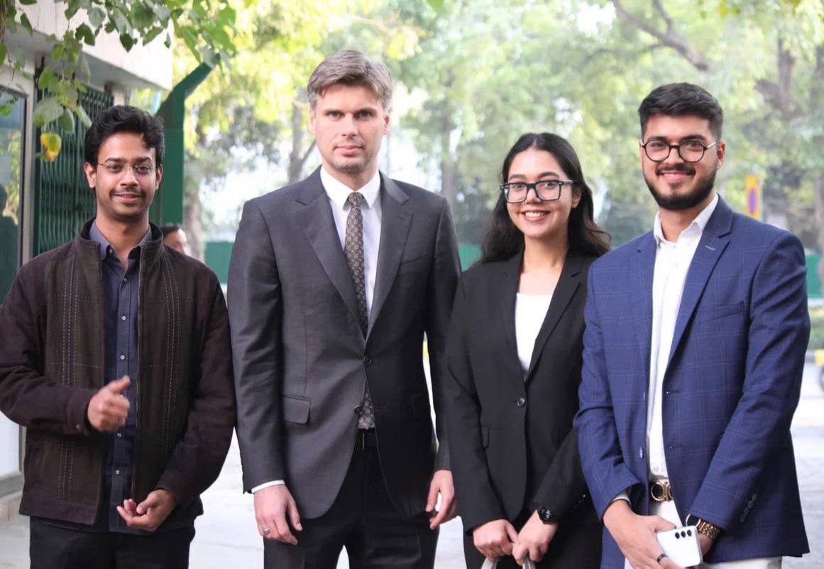 Дмитрий Баканов рассказал молодежи в Нью Дели о российско индийском сотрудничестве в космосе Глава Роскосмоса Дмитрий Баканов в ходе визита в Нью Дели посетил Русский дом где осмотрел выставку о российско индийском сотрудничестве в космосе и пообщался с местными студентами и молодыми специалистами Помимо фотографий в Русском доме выставлены макеты первого искусственного спутника Земли первого индийского спутника Арьябхата и другие экспонаты На встрече с индийской молодежью Дмитрий Баканов рассказал о многолетней истории взаимодействия двух стран в освоении космоса представил Национальный проект по космосу и обозначил перспективные направления сотрудничества Также глава Роскосмоса возложил цветы к панно Пионеры космоса открыто 12 апреля при участии посла РФ в Индии Дмитрия Алипова на котором изображены Константин Циолковский Сергей Королёв и Юрий Гагарин