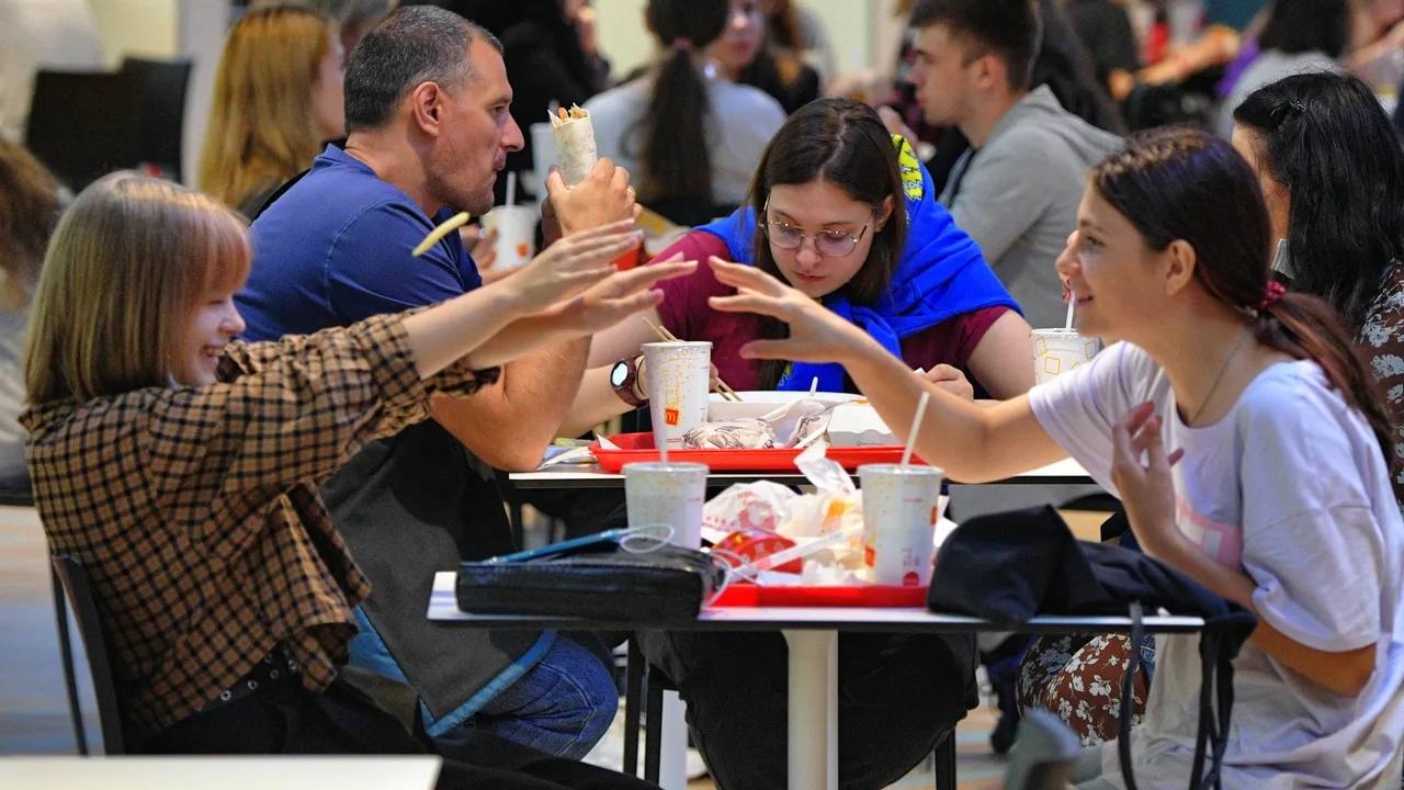 В Госдуме предложили направлять молодежь собирающуюся в торговых центрах на заводы Депутат Толмачёв считает что массовые сборища подростков на фуд кортах результат нехватки достойных мест для отдыха По его словам решение создание уютных зон досуга в студенческих кампусах и на промышленных предприятиях Это по мнению депутата одновременно обеспечит молодёжь и занятостью и полезным времяпрепровождением КК