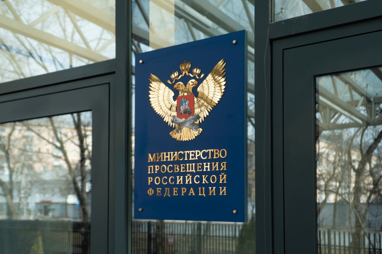 Премии за достижения в педагогической деятельности за год получили 1 250 учителей из всех регионов РФ Победителями конкурса на соискание премий за достижения в педагогической деятельности в 2025 году стали 1250 специалистов из 89 регионов России Каждому из лауреатов выплачено по 200 тысяч рублей Конкурс проходит ежегодно на основании Указа Президента РФ от 28 11 2018 г 679 Выплаты проводятся из федерального бюджета и не облагаются налогом   Претендовать на участие в состязании могут учителя которые работают в школе не менее трех лет и ведут занятия не менее 18 часов в неделю В 2025 году премии получили педагоги реализующие программы начального основного и среднего общего образования Соответствующий приказ Минпросвещения России размещен на сайте   Конкурс направлен на стимулирование учителей к совершенствованию преподавательской и воспитательной деятельности а также развитие их творческого и профессионального потенциала Процедуры отбора строятся на принципах открытости и равных возможностей Среди критериев оценки наличие собственных методических разработок результаты и достижения учеников работа с различными категориями учащихся например с детьми инвалидами Вместе мы обязательно справимся