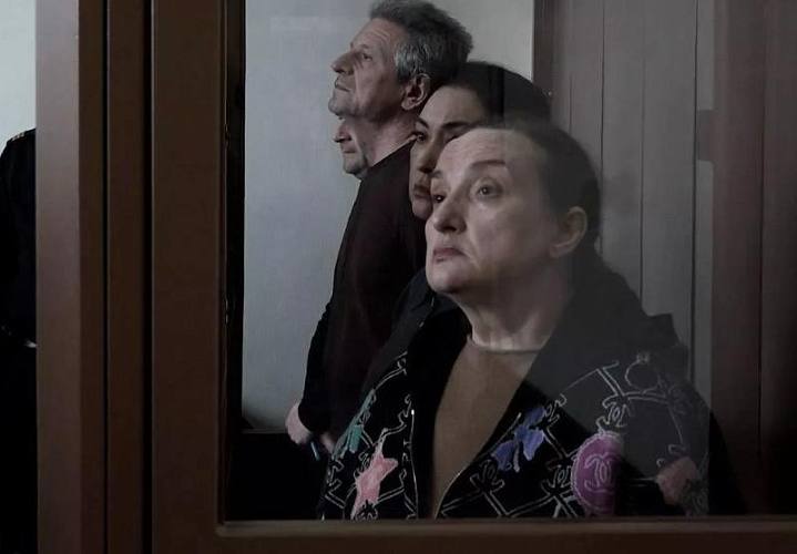 Осужденная экс глава Ростовского облсуда Золотарева стала фигурантом еще одного уголовного дела Следственный комитет заканчивает расследование еще одного уголовного дела в отношении бывшего руководителя Ростовской областного суда Елены Золотаревой и передадут его в суд Об этом в интервью ТАСС рассказал руководитель СК РФ Александр Бастрыкин На завершающей стадии находится расследование уголовного дела в отношении бывших председателя Ростовского областного суда Золотаревой председателя Ленинского районного суда Ростова на Дону Куделина и прокурора Пролетарского района Ростова на Дону Агапова обвиняемых во взяточничестве рассказал Бастрыкин Для бывшего руководителя донского правосудия это будет уже второй судебный процесс По другому делу в 2025 году она получила 15 лет лишения свободы и штраф в размере 170 млн рублей Продолжение читайте на сайте Подпишись на 1Rnd в МАХ Написать в редакцию