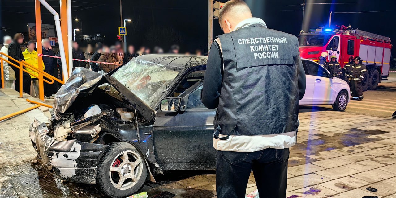 Девочку выжившую в смертельной аварии в Ревде выписали из больницы До сих пор 11 летняя Лиза находилась в травматологии Сегодня она вернется домой После реабилитации девочка сможет ходить говорят врачи хотя раньше они в этом сомневались Специалисты ДГКБ 9 ждут ее для продолжения лечения сообщили в областном Минздраве Страшная авария произошла в конце октября 37 летний местный житель на большой скорости вылетел на тротуар и врезался в продуктовый магазин сбив трех девочек Две из них умерли на месте Фото СУ СКР по Свердловской области Новости из Екатеринбурга