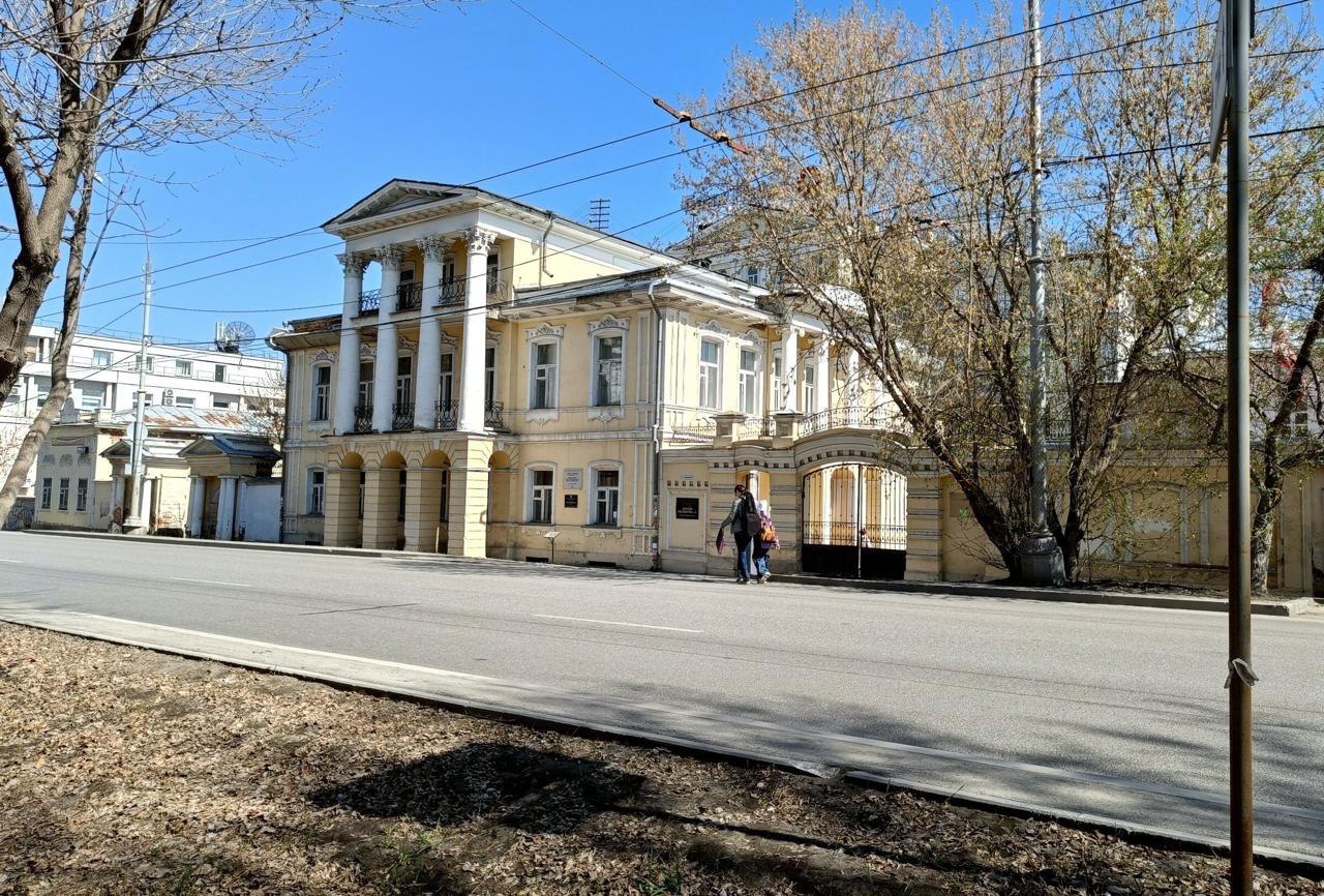 Екатеринбург получит в собственность две исторические усадьбы. Министерство культуры приняло решение передать городу два памятника архитектуры на улице Чапаева — усадьбу Давыдовых и усадьбу Ошурковых. Как пояснил депутат городской думы Сергей Козлов, это позволит местным властям взять на себя заботу о сохранении зданий и в будущем провести их реставрацию. Однако в передаче знаменитой усадьбы Харитоновых-Расторгуевых было отказано. В Минкульте объяснили, что здание приносит доход федеральному бюджету за счёт аренды — там размещаются детские организации, а поступающие средства идут на содержание и ремонт памятника. В качестве компенсации городу могут предложить другие объекты культурного наследия. Подписаться Новости Екатеринбурга