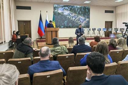 В Макеевке поддержали проект благоустройства Центрального городского парка  Там будут оборудованы пространства для патриотического воспитания.  Проектом предусмотрено строительство семейно-досугового центра патриотического воспитания, спортплощадок для хоккея, футбола и волейбола, детского города профессий, кинотеатра, виртуального и научного пространств, а также создание пляжной зоны с акватермальным комплексом, - сообщил Глава ДНР Денис Пушилин.