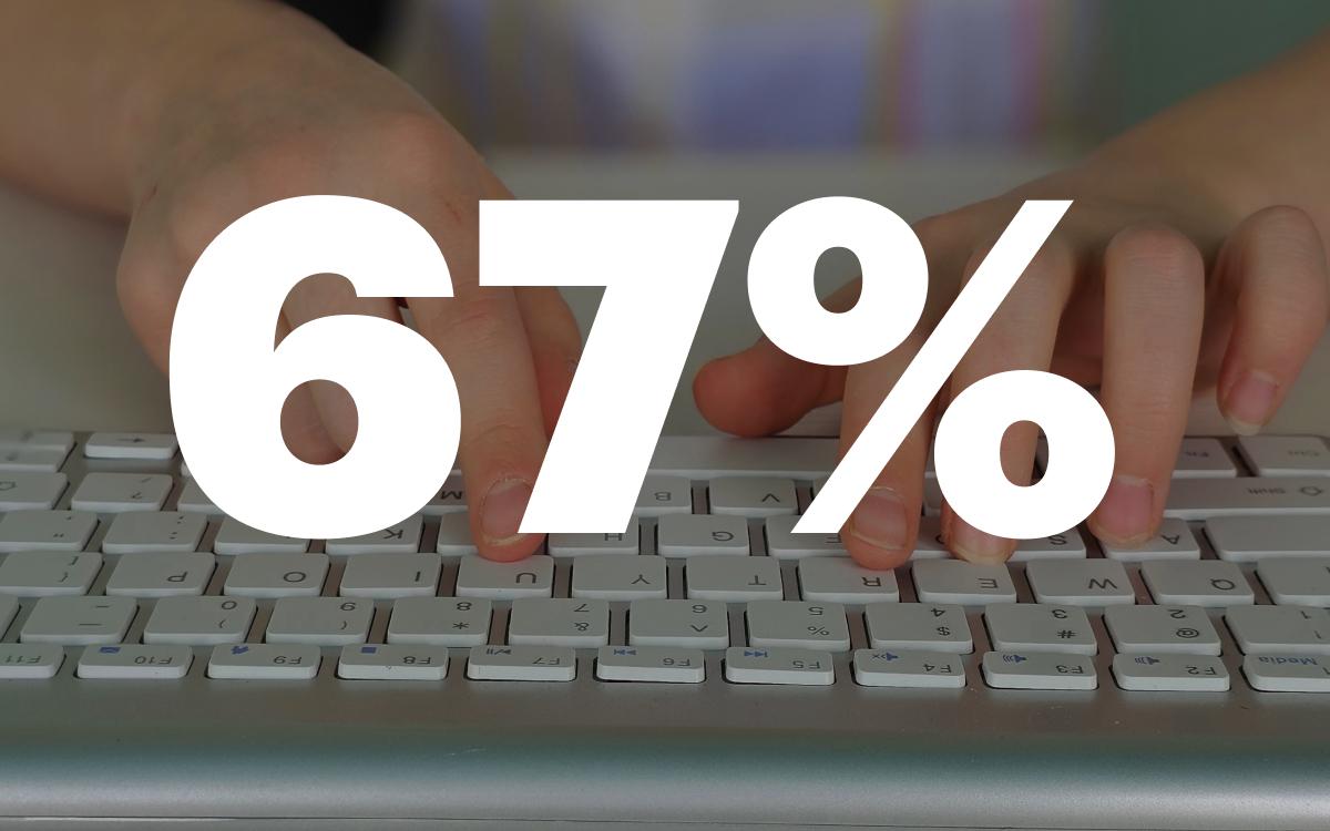 67 родителей считают использование ИИ навыком будущего Большинство родителей сегодня уже не удивляет интерес детей к нейросетям 67 уверены что умение работать с ИИ важный навык для будущего а почти треть считает искусственный интеллект просто неотъемлемой частью современной жизни Чаще всего школьники используют нейросети для развлечений и поиска информации но немалую роль такие технологии играют и в учебе почти каждый четвертый младшеклассник пробовал ИИ для разбора сложных тем В пилотном проекте голосового помощника Соня школьники чаще всего обращались за помощью по математике русскому и английскому языкам Эксперты напоминают осознанность и безопасность при работе с цифровыми инструментами остаются ключевыми Читайте полную статью на сайте РБК Трендов Этот анонс написан ИИ РБК Трендов