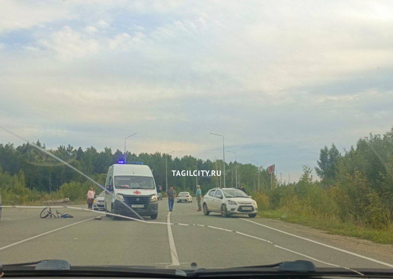 В Нижнем Тагиле женщина на велосипеде попала под колеса  7 августа около 7-8 часов вечера неподалеку от полигона НТИИМ водитель ехал со стороны ГГМ, а навстречу ему из коллективного сада «Черемушки» двигалась женщина на велосипеде.   Со слов очевидца, водитель подавал звуковой сигнал женщине, но она не отреагировала. Они столкнулись на перекрестке.  На месте был обнаружен телефон, на котором играла музыка, из чего можно сделать вывод, что женщина, возможно, слушала музыку, выезжая на трассу, — рассказывает очевидец.  Будьте бдительны, даже если вы ездите на велосипеде. Не отвлекайтесь на телефон, ведь вы такой же участник движения, как и автомобилисты.     Подписаться   Присылайте фото, видео и новости