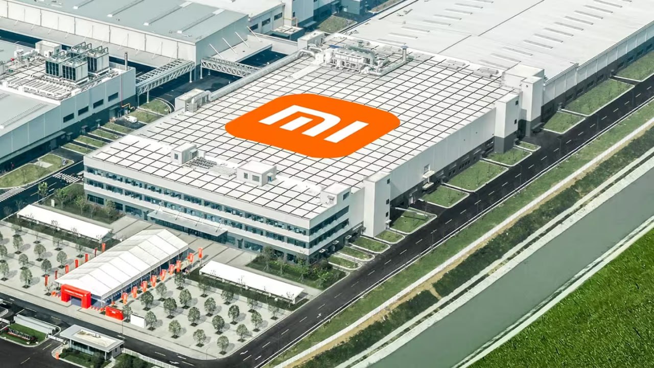Xiaomi запустила супер фабрику по производству умной бытовой техники она в автоматическом режиме выпускает по кондиционеру каждые 6 5 секунды Главная особенность фабрики концепция lights out manufacturing производство без света Цеха литья под давлением и обработки листового металла полностью автоматизированы и не требуют освещения так как там трудятся только машины Заявленная точность производства достигает 0 05 мм Для перемещения материалов между шестью цехами используется подвесная конвейерная система протяженностью 4 2 километра Контроль качества также доверили технологиям Вместо традиционной выборочной проверки людьми завод использует системы компьютерного зрения на базе искусственного интеллекта Камеры высокого разрешения инспектируют печатные платы и механические узлы