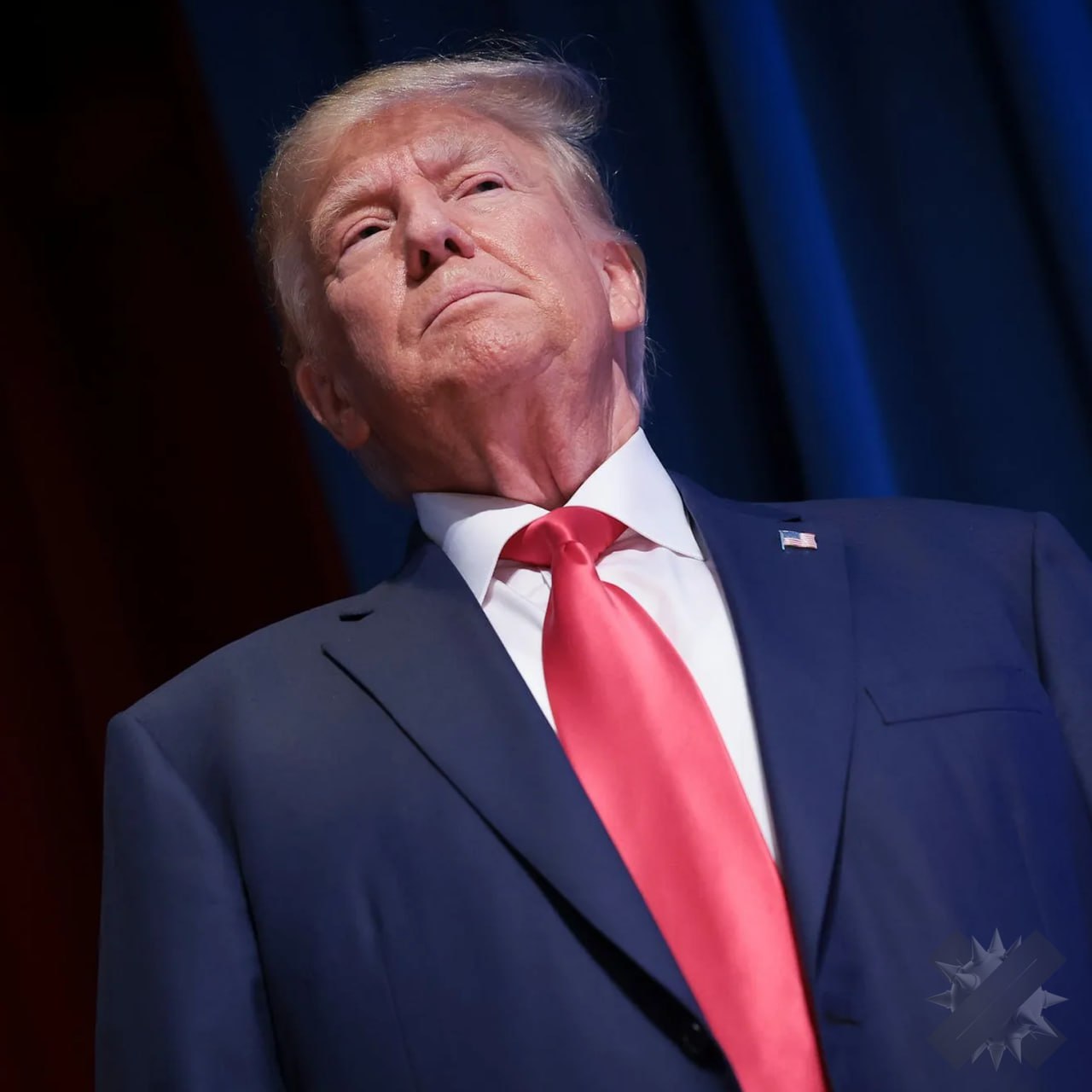 Трамп заявил что мог погибнуть во время Генассамблеи ООН Президент США заявил что во время Генассамблеи ООН его жизнь могла оказаться под угрозой По словам Трампа он с Меланией едва не упал на металлические ступени эскалатора спасло только то что они держались за поручни Удивительно что мы с Меланией не упали лицом на острые металлические ступени эскалатора только благодаря тому что крепко держались за поручни В противном случае последствия могли быть катастрофическими написал Трамп в Truth Social 23 сентября с ним произошло сразу три инцидента  аварийная остановка эскалатора  отказ телесуфлера  отключение звука во время выступления Трамп потребовал расследования безопасности в штаб квартире ООН Случайность или саботаж   да случайность всякое бывает раз президент приехал все должно было быть идеально как всегда драматизирует НЕ МОРГЕНШТЕРН
