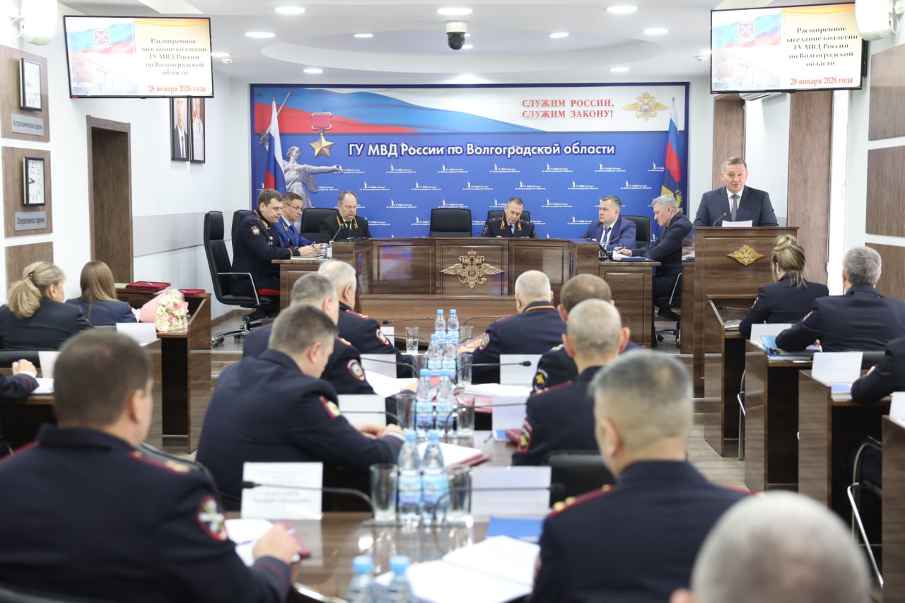 Андрей Бочаров принял участие в работе коллегии ГУ МВД по Волгоградской области На заседании подвели итоги совместной работы за 2025 год озвучили задачи нового периода Губернатор вручил награды лучшим сотрудникам В числе задач на 2026 год обеспечение в условиях режима повышенной готовности основных и дополнительных мер комплексной безопасности жителей и гостей области объектов критической инфраструктуры мест массового пребывания людей и региона в целом обеспечение планового проведения торжеств в честь 83 й годовщины Сталинградской Победы и других значимых мероприятий дальнейшее повышение безопасности дорожного движения В каждодневной работе органов полиции прошу уделить особое внимание таким приоритетным направлениям как поддержание общественного порядка противодействие организованной преступности терроризму и экстремизму пресечение незаконной миграции борьба с незаконным оборотом наркотиков борьба с мошенничеством особенно с использованием цифровых технологий снижение преступности в отношении и с участием несовершеннолетних сказал Андрей Бочаров Подписаться Перейти на сайт MAX