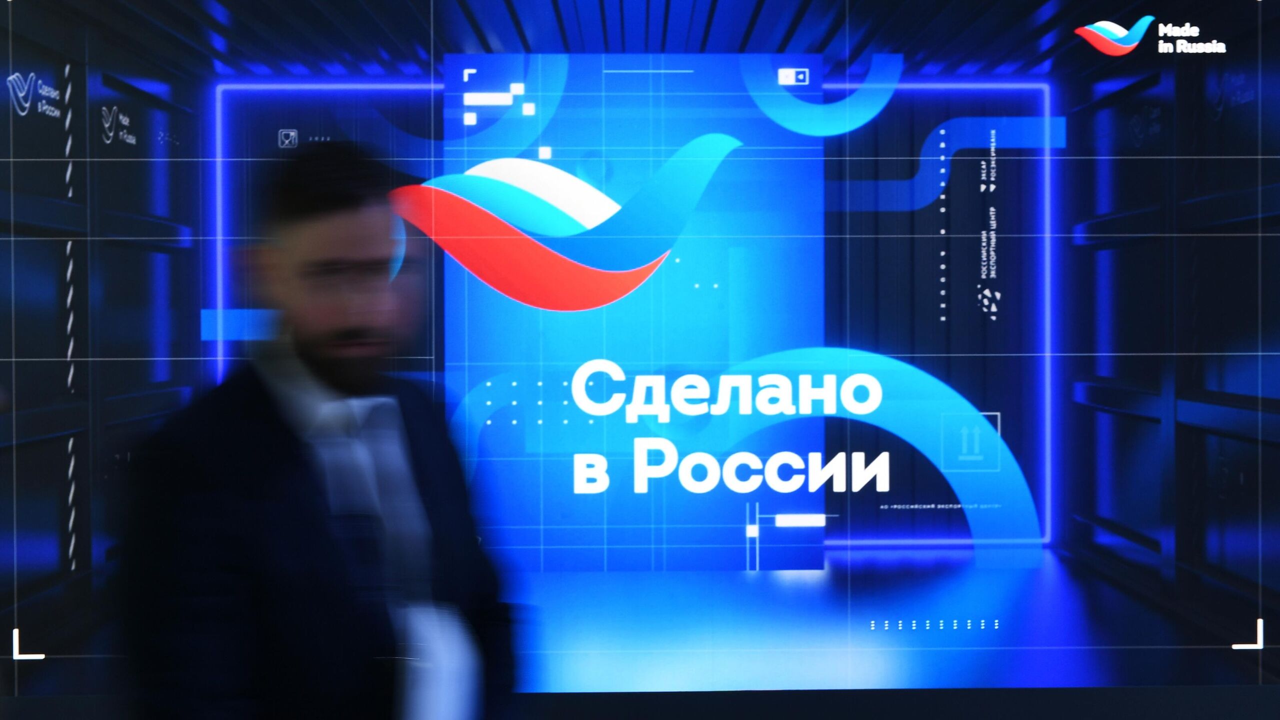 России нет смысла стремиться к полной отмене санкций, пишет CSM. Западные товары уже заменены отечественными аналогами, а многие сферы — сельское хозяйство, легкая промышленность и сектор услуг — даже выиграли от ухода западных конкурентов.
