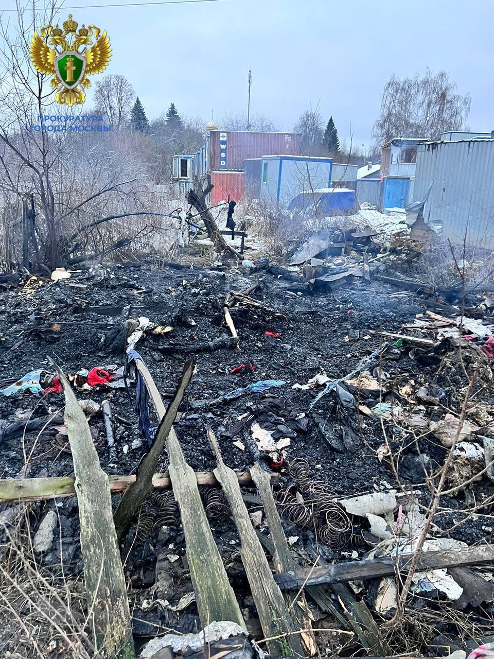 Мертвый мужчина найден на пепелище после пожара в частном доме на Староорловской улице. От строения осталась только печка, да и то не вся. Причина пожара устанавливается.  Фото прокуратуры Москвы.