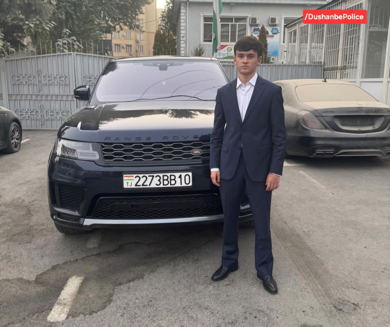 В Душанбе студент Национального университета отчислен за нарушение правил посещения занятий на авто В Душанбе студент Национального университета Таджикистана нарушил действующие правила посещения учебных занятий на личном автотранспорте и был привлечён к дисциплинарной ответственности Об этом сообщает Управление МВД по городу Душанбе Согласно нормативно правовым актам и Приказу Министерства образования и науки Республики Таджикистан студентам категорически запрещается посещать занятия на личном автомобиле Однако некоторые учащиеся стремясь к самопоказу сознательно игнорируют данное требование Сотрудниками сферы по работе с несовершеннолетними и молодежью ОМВД 2 по району Сино был выявлен случай нарушения действующих правил Студент второго курса Юридического факультета Бахриев Фазлиддин прибыл на занятия на автомобиле марки Рендж Ровер По данному факту были составлены необходимые материалы и направлены для принятия соответствующих мер в адрес руководства Министерства образования и науки а также Национального университета Таджикистана В соответствии с действующими правилами студент прибывший на занятия на личном автотранспорте подлежит отчислению из учебного заведения сроком на три года без права восстановления МВД подчеркнуло важность соблюдения установленных норм и дисциплины в образовательных учреждениях для поддержания порядка и равных условий для всех студентов