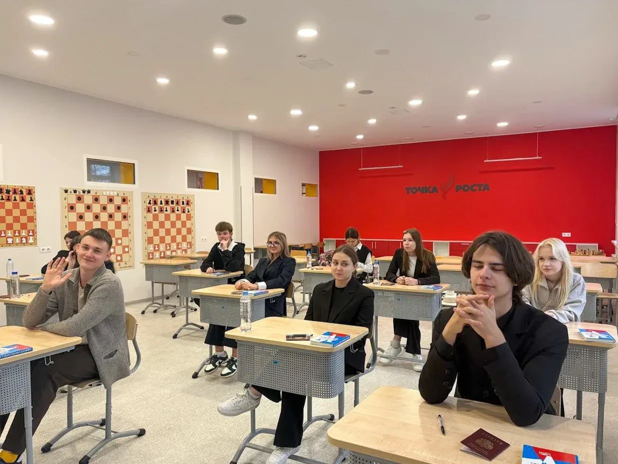 В Тверской области объявлены результаты итогового сочинения изложения которое в основной срок написали одиннадцатиклассники региона 99 9 выпускников Верхневолжья успешно справились с заданием получив зачет В этом году итоговое сочинение написали 5032 человека 53 учащихся с ограниченными возможностями здоровья инвалидностью обучающиеся в учреждениях закрытого типа сдали изложение Самой популярной 44 из шести предложенных тем у выпускников Тверской области стала тема семьи Что в семье главное На втором и третьем месте темы Какие поступки по отношению к другим свидетельствуют о духовной зрелости человека и Опасен ли по Вашему мнению эгоизм для любви 34 и 17 соответственно Выпускники которые получили незачет не явились или не завершили написание по уважительным причинам смогут написать работу 4 февраля и 8 апреля 2026 года Успешное написание итогового сочинения или изложения одно из условий допуска к сдаче ЕГЭ При этом зачет как допуск к ГИА действителен бессрочно Подписаться на Тверская область Официально в МАХ