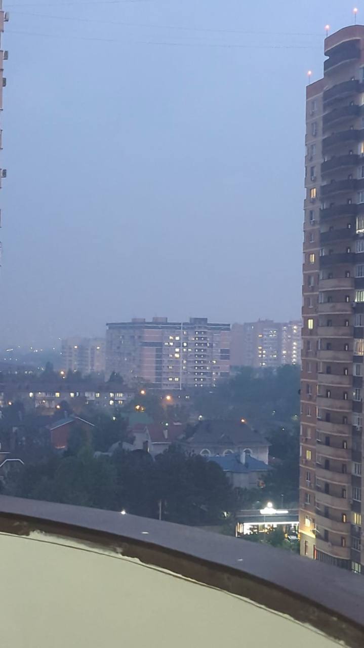 Над всем городом смог и запах гари. Закройте плотно окна и по возможности не выходите на улицу! Предположительно всему виной крупный пожар в пром.зоне на Западном обходе — там горит 5000кв.м. складских помещений. Фестивальный Краснодар Ваши фото/видео/истории присылайте нашему админу