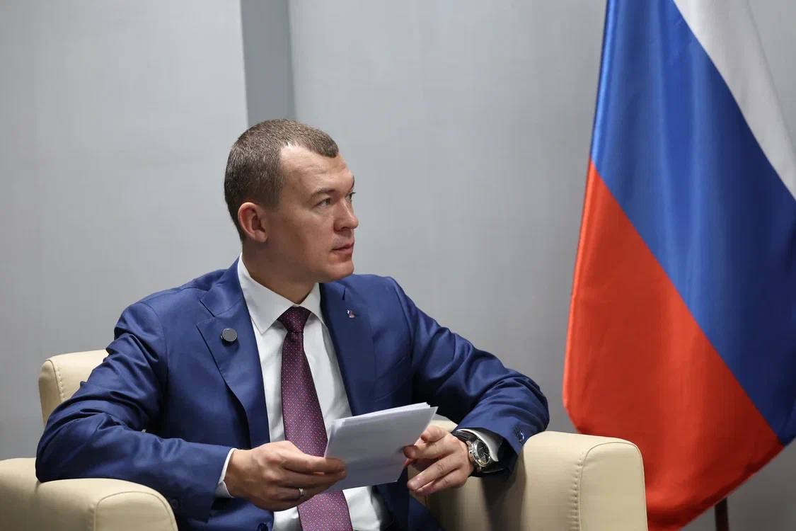Дегтярев привел в пример потолок зарплат в КХЛ, говоря о российском футболе Глава ведомства подчеркнул, что у футбольных клубов не должно возникнуть проблем с завышенными требованиями зарплат со стороны российских игроков на фоне ужесточения лимита на легионеров. «Потолок зарплат — в хоккее он есть, в КХЛ есть, я сам возглавлял хоккейный клуб «Амур», я знаю, что есть зарплатные ведомости. Вот и распределяй — можешь игрока подороже взять, можешь — подешевле. А то некоторые договорились до того, что наши российские футболисты из-за ужесточения лимита будут требовать больше зарплаты. Что вы несете? С какого перепугу? Если у вас, конечно, бюджет неограничен, нужно освоить денежки вместе с агентами, все поделить, расписать — пожалуйста», — заявил Дегтярев в эфире телеканала «Россия 24».