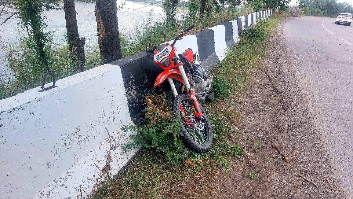 В Абакане в ДТП пострадал водитель мотоцикла   2 августа днем в районе дома № 30 по улице Набережная 25-летний водитель мотоцикла FX Moto не справился с управлением и допустил наезд на бетонное ограждение.   В результате ДТП мотоциклист получил телесные повреждения в виде открытого перелома бедра и открытого перелома плеча.  Известно, что водитель не имеет водительского удостоверения. В отношении него составлен административный протокол по ч. 1 ст. 12.7 КоАП РФ  Управление транспортным средством водителем, не имеющим правауправления транспортным средством .  По факту ДТП проходит административное расследование.