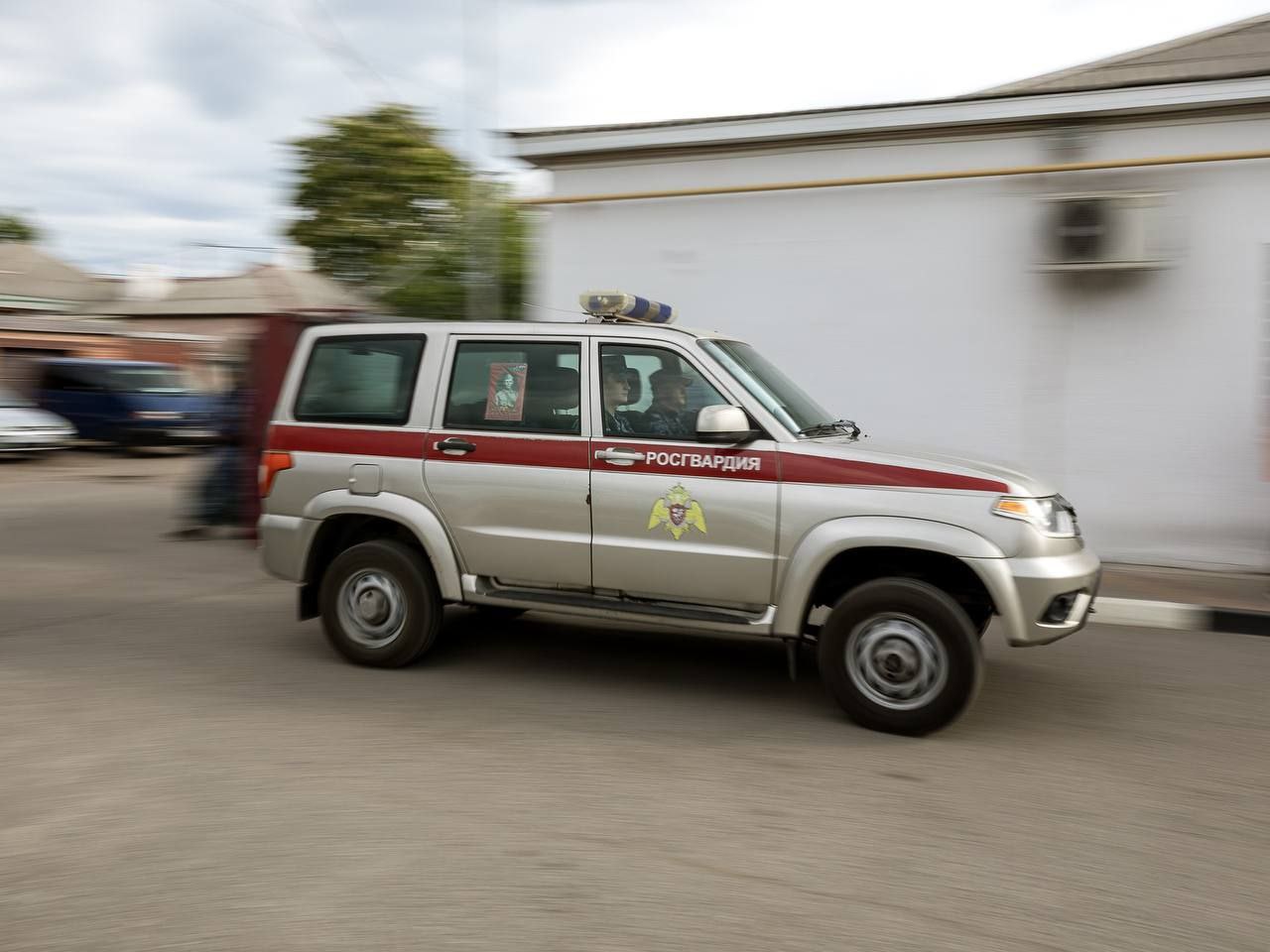 Росгвардейцы оказали помощь раненному при атаке украинского дрона жителю Белгородской области Инцидент произошёл в приграничном Шебекино – мужчина получил ранения в результате удара беспилотника ВСУ по гражданскому автомобилю. Сотрудники Росгвардии, ставшие очевидцами происшествия, оказали пострадавшему первую помощь и передали его бойцам самообороны. В дальнейшем мужчина был оперативно доставлен в больницу, в настоящий момент ему оказывается медицинская помощь. Читать на сайте