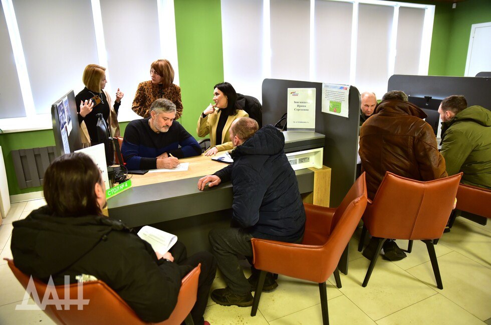 Глава Кабмина рассказал о повышении МРОТ и ситуации на рынке труда Минимальный размер оплаты труда в 2025 году вырос на 16 5 а в 2026 м еще на 20 достигнув 27 тысяч рублей Об этом заявил Премьер министр РФ Михаил Мишустин выступая в Госдуме с отчетом о результатах деятельности кабмина за 2025 год Почему это важно Работодатель не имеет права начислять зарплату меньше такого показателя отметил он Рост МРОТ затронул интересы более 4 5 млн человек Читать полностью  Подпишись на нас в MAX