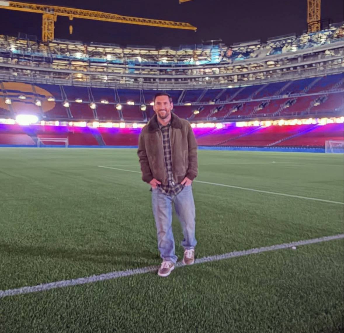 Фабрицио Романо сообщает что Лео Месси вернулся в Барселону Если что новость без пометки Here We Go Дело в том что прошлой ночью аргентинец тайно побывал на почти готовом Камп Ноу Кроме того по итогам визита Лео выдал вот такую речь Вчера вечером я вернулся в место по которому скучаю всей душой Место где я был безмерно счастлив Я надеюсь что однажды смогу вернуться еще раз и не только для того чтобы попрощаться Ждем легенду в сине гранатовой футболке myachPRO