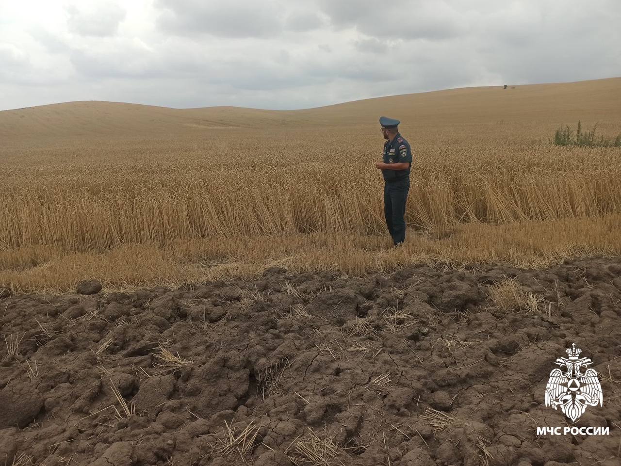 Проверка пожарной безопасности на сельхозобъектах Отдел надзорной деятельности и профилактической работы по г.Сунжи вместе с администрацией города проверили местные сельхозобъекты. Цель — проверить защиту от пожаров и уменьшить риск возгораний. Что проверяли: есть ли противопожарные полосы и в каком они состоянии; оснащена ли техника огнетушителями и средствами для тушения; как хранятся горючие материалы; знают ли работники, что делать при пожаре проводились ли инструктажи ; есть ли необходимая техника — плуги и цистерны с водой. После проверки были даны рекомендации, как улучшить пожарную безопасность.