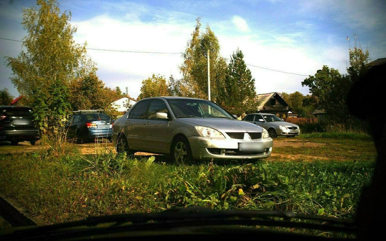 Продолжаем борьбу со стихийными парковками. Почти во всех городах региона газоны, тротуары и даже детские площадки заставлены автомобилями. Да, машин становится с каждым годом все больше, но это не повод нарушать правила и парковаться где угодно. Мы благоустраиваем территории не для того, чтобы их потом использовали как автостоянки. С начала этого года инспекция административно-технического и государственного жилищного надзора уже вынесла 1800 постановлений за парковку на газонах. Штрафы превысили 6 миллионов рублей. Для фиксации нарушений используем и автоматические системы. В этом случае протоколы не составляют, постановления выносят без участия автовладельцев. Рейды по борьбе с нарушителями правил благоустройства проводим регулярно. Кроме стихийных парковок, обращаем внимание на незаконную рекламу, граффити, грязные контейнерные площадки и несанкционированные свалки.