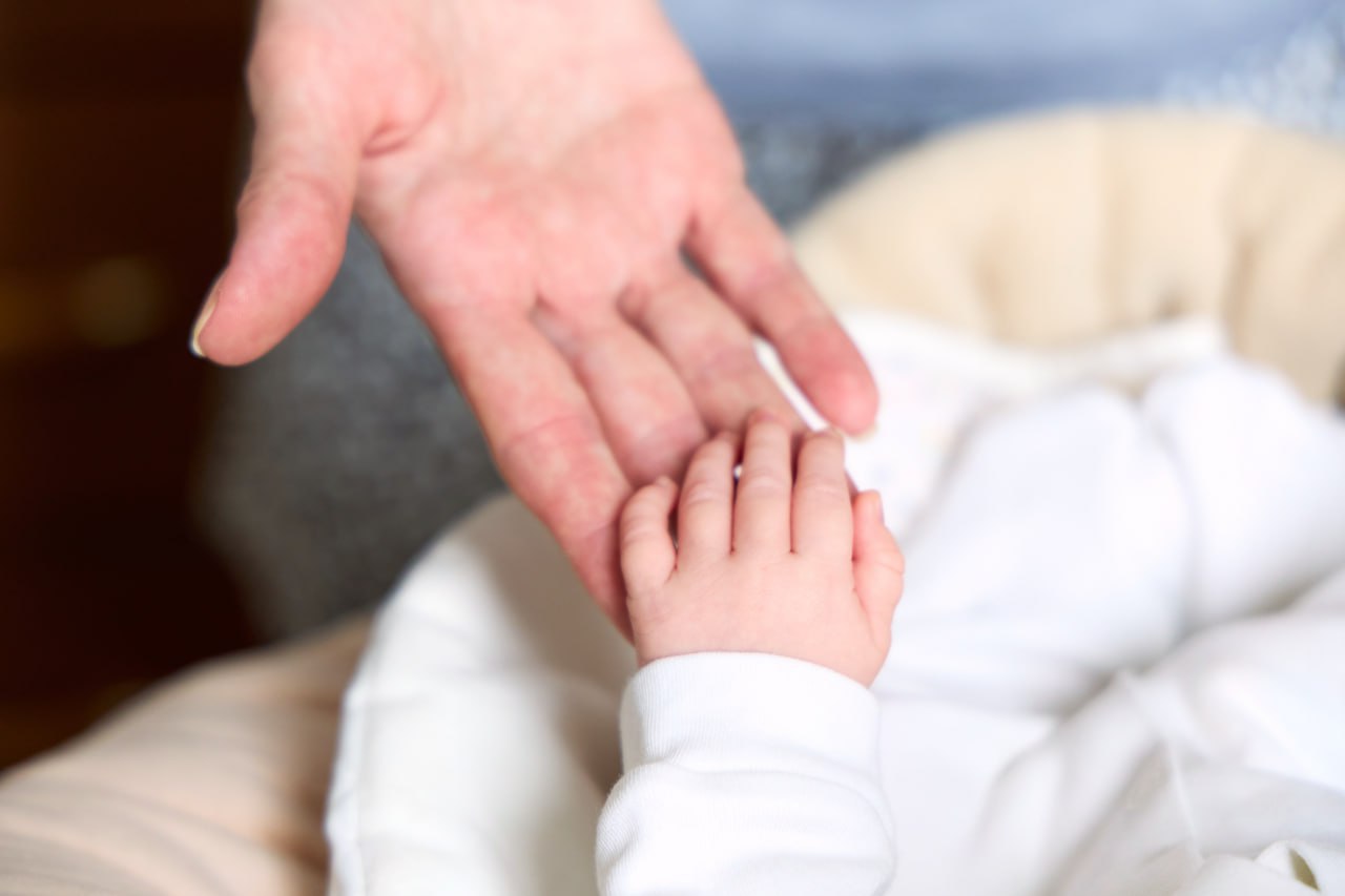 Новые меры поддержки семей в нашем округе С 1 января 2026 года увеличиваем размер региональной выплаты в связи с рождением первого и или второго ребенка Ранее выплата составляла 10 тысяч рублей в месяц для всех семей рождение ребенка у которых зарегистрировано в органах ЗАГС Чукотки Теперь при рождении второго ребенка семьи будут получать 15 тысяч рублей ежемесячно до достижения ребенком полутора лет а с полутора до трех лет 20 тысяч рублей На первого ребенка выплата составит 10 тысяч рублей до достижения полутора лет а от полутора до трех 15 тысяч рублей Кроме этого с 1 января будем обеспечивать всех детей с 6 месяцев до 2 лет бесплатным дополнительным детским питанием Сейчас дети в нашем округе бесплатно получают молочные смеси Приняли решение дополнительно будем выдавать для малышей фруктовое и овощное пюре Закуплено 108 тысяч банок с фруктовым и овощным пюре в эту навигацию все они доставлены в округ Получить дополнительное питание можно будет бесплатно в медицинском учреждении каждого населенного пункта Чукотки