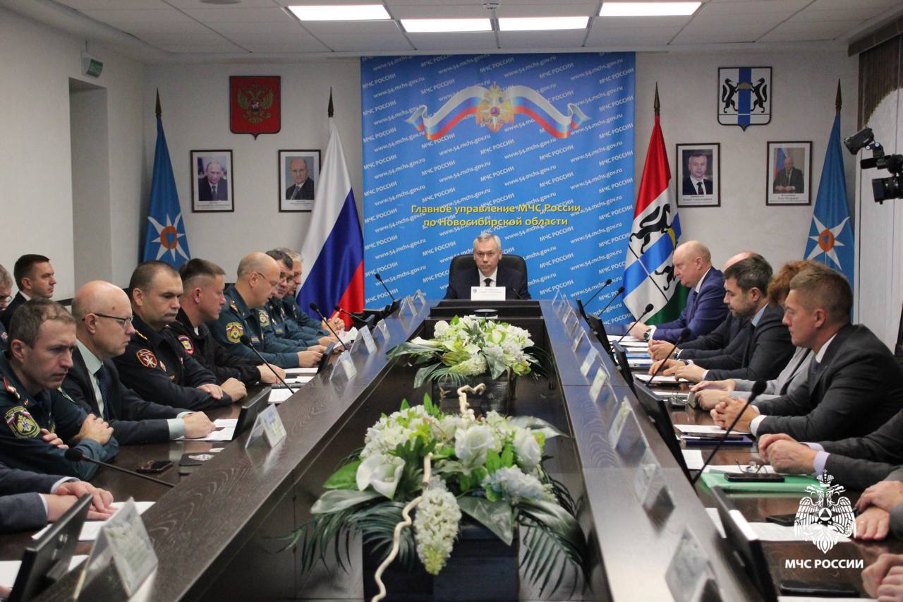 Подведены итоги купального сезона На заседании областной комиссии по ЧС под руководством губернатора Андрея Травникова подвели итоги купального сезона и рассмотрели дополнительные меры по обеспечению безопасности на водоемах в осенне зимний период В купальный сезон дополнительные меры позволили сократить происшествия на 10 гибель на 14 детскую гибель на 36 Причины трагедий 61 при купании в местах массового неорганизованного отдыха 26 в местах одиночного купания при несоблюдении безопасности на рыбалке отсутствие контроля и оставление ребёнка без присмотра Губернатор Андрей Травников поручил главам муниципалитетов учесть опыт текущего года и уже сейчас начать готовиться к следующему купальному сезону определить на каких объектах и сколько нужно спасательных постов сколько специалистов для этого обучить какие пляжи дополнительно оборудовать летом mchs54 Подписывайся на МЧС России в Telegram MAX