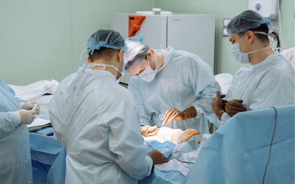 В России прошли уникальные операции по протезированию Впервые в стране выполнили остеоинтеграцию установили протез напрямую в костную ткань пациентов через титановый имплантат Операции стали возможными благодаря совместным усилиям нашего выпускника Моторика и НМИЦ ТО им Р Р Вредена Минздрава России НИИ СП им Н В Склифосовского Все работы состоялись на полностью отечественной технологической базе от инженерной разработки и производства имплантов до операции протезирования и реабилитации  Следующий шаг Моторики расширение клинических испытаний внедрение технологии в медицинскую практику по всей России   Компания приглашает людей с ампутацией нижних конечностей принять участие в программе остеоинтеграции Заполнить анкету можно по ссылке Подписаться на MAX