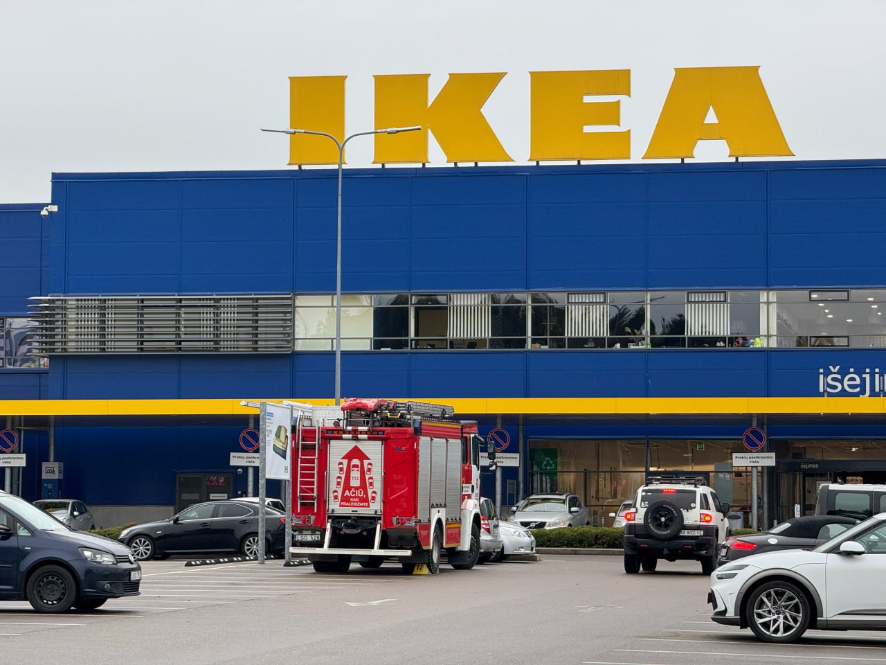 Прокуратура: российская разведка стоит за поджогом Ikea в Вильнюсе   Весной прошлого года в столичном ТЦ Ikea начался пожар. 17 марта полиция сообщила, что это был теракт - взрывчатку подложили двое подростков, завербованных российскими спецслужбами.   ‍ В ходе расследования выяснили, что это дело рук двоих молодых людей младше 20 лет, один из них несовершеннолетний. Оба они - граждане Украины.  „Собранные данные позволили сделать вывод, что организаторы - российская военная разведка. В этом направлении расследование продолжено“, – сказал главный прокурор Департамента расследования организованных преступлений Генпрокуратуры Артурас Урбялис.  www.delfi.lt/a/120094186