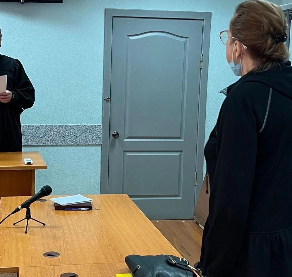 Жена бывшего вице-мэра Екатеринбурга Контеева останется под арестом до Рождества Суд продлил ей домашний арест до 7 января следующего года. Ларису Контееву обвиняют по статьям о вымогательстве и взятке. Следствие считает, что она помогла своему супругу через посредника получить взятку — 51,28% доли в уставном капитале ООО «Продовольственная база № 4» рыночной стоимостью более 77 млн рублей . Также ей предъявили обвинение в пособничестве в вымогательстве имущественный вред оценивается в 129 073 500 рублей . «На стадии предварительного следствия подсудимая свое отношение к обвинению высказать отказалась, указала, что в осуществлении сделки по приобретению доли ООО “Продовольственная база № 4” участия не принимала, каких-либо действий криминального характера ею, ее мужем не предпринималось, давления на потерпевшую с их стороны не оказывалось», — сообщили в суде. Сегодня по делу Контеевой состоялось заседание в Орджоникидзевском суде Екатеринбурга судья Ольга Волкова . Контеевой продлили домашний арест до следующего года. Напомним, Лариса Контеева уехала из РФ в 2012 году, после ареста Виктора Контеева. Ее объявили в международный розыск. Она вернулась в Россию в декабре 2024 года, тогда же ее задержали. Виктор Контеев освободился по УДО 19 июня этого года после почти 14 лет заключения. В недавнем интервью он просил журналистов «не обсуждать больную для него и его семьи тему 4-й овощебазы». Фото: телеграм-канал судов Свердловской области Телеграм-канал Поддержать Подписаться Прислать новость 18+