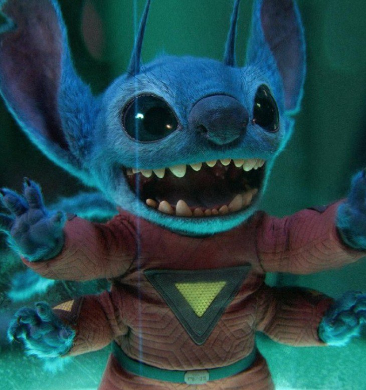 Стич стал самым прибыльным персонажем Disney в 2025 году Компания заработала на нем более 4 х миллиардов долларов Один миллиард в копилку принес кинопрокат а вот мерчи с Экспериментом 626 и Лило принесли компании целых 3 миллиарда Причем что ранее товары тоже стабильно пользовались высоким спросом но выход фильма значительно усилил интерес зрителей В разных маркетинговых компаниях отмечают что коммерческий успех персонажа показывает что он может претендовать на место традиционного Микки Мауса