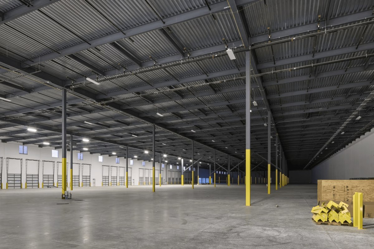 Apple в конце 2026 года начнёт собирать настольные компьютеры Mac Mini на заводе Foxconn в Хьюстоне Это часть программы инвестиций на 600 млрд в американскую экономику которую компания анонсировала после того как Дональд Трамп в начале 2025 года пообещал обложить пошлинами импорт из Китая Предприятие на себя только часть производства Mac Mini объёмы которого должны покрыть спрос на американском рынке vc ru apple 2755635