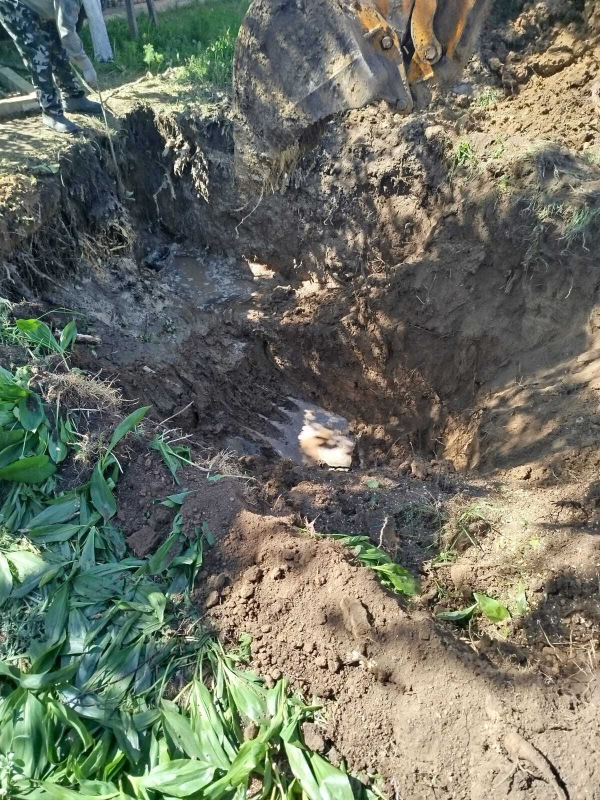 В поселке Солнечный Алейского района восстанавливают водоснабжение На месте технологического нарушения – порыва на трубе диаметром 100 мм на ул. Нагорная работает аварийная бригада Управления водопроводов из Шипуново Задействована необходимая коммунальная техника и специалисты. Проведены подготовительные работы для установки на месте порыва соединительной муфты 20 мая с 18:00 до 20:00 часов и 21 мая с 6:00 до 8:00 часов водоснабжение было временно запущено, чтобы жители смогли запасти воду на период ремонта. Также был организован подвоз воды с водозаборной станции в селе Шипуново. Сегодня подвоз воды в поселок продолжается Завершить аварийно-восстановительные работы запланировано до конца сегодняшнего дня
