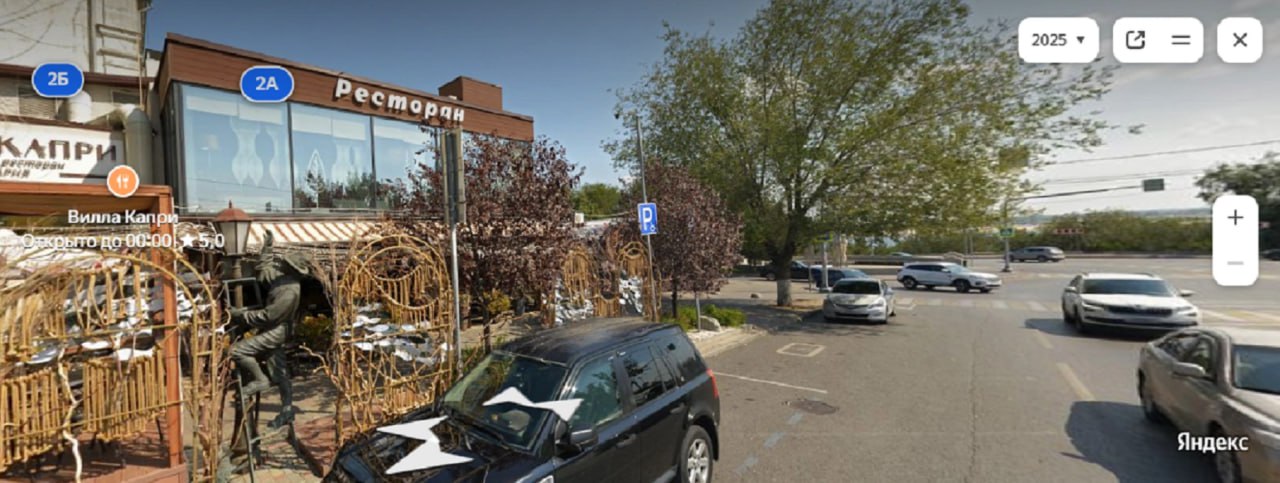 В центре Волгограда неожиданно закрылись два популярных ресторана Вилла Капри и Lu Причины закрытия не называют Судя по данным сайта Rusprofile ООО Вилла основана в декабре 2019 года и работает в сфере ресторанного бизнеса и доставки продуктов питания Там же указано что организация находится в процессе реорганизации в форме присоединения к другому юридическому лицу С августа 2025 года директором и единственным учредителем является Ульяна Малашкина Скрин Яндекс Карты