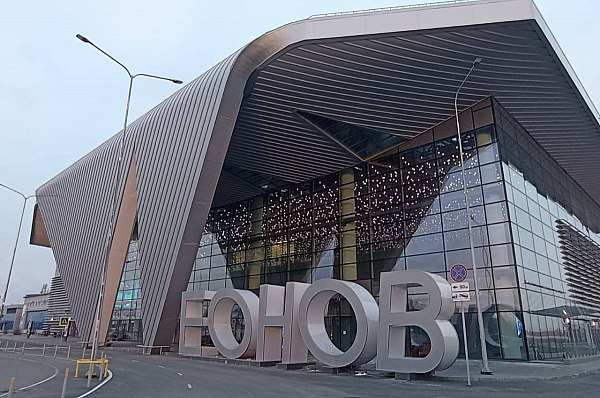 В Кемерово требующие закрытия аэропорта работы перенесли на 2027 год Ремонт взлетно посадочной полосы ВПП в аэропорту Кемерово из за которого он должен закрыться перенесен на 2027 год заявил губернатор Кемеровской области Илья Середюк Об этом сообщает ТАСС Первый этап реконструкции аэропорта проводился в 2023 году было обновлено чуть более 1 км взлетно посадочной полосы Осталось отремонтировать еще около 2 км Общая стоимость оставшихся работ оценивалась в 7 млрд рублей еще 20 от этой суммы будет добавлено для ускорения строительства Потребуется заключение концессионного соглашения мы с правительством РФ договорились о заключении такого соглашения в 2026 году Сразу после этого мы начнем заготовку материалов В 2027 году в строительный сезон выполним все работы Предстоит закрытие аэропорта На период закрытия аэропорта будем организовывать трансферы в аэропорт Новокузнецка сказал Илья Середюк aviaru net n290221