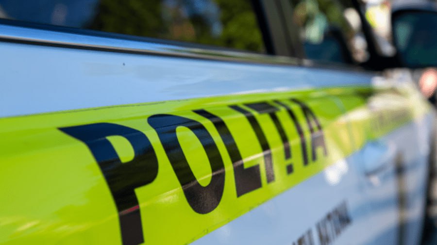 Трагедия в спортзале в Кишинёве умер 16 летний подросток В одном из спортивных залов Кишинёва внезапно скончался 16 летний подросток Инцидент произошёл во время тренировки юноше стало плохо и присутствующие немедленно вызвали скорую помощь и полицию сообщает Realitatea md Обстоятельства смерти молодого человека выясняются По предварительной информации признаков насилия не обнаружено Подпишись на primulinmd