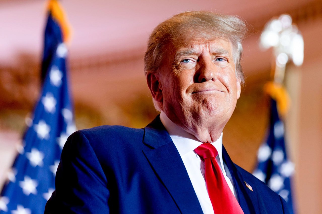 Трамп стал более отстраненным в вопросе украинского конфликта  "Официальные лица, знакомые с его позицией, говорят, что, хотя ранее он обрушивался как на Украину, так и на Россию, в последние дни он становится все более отстраненным", - сообщает телеканал ABC со ссылкой на источники.  Сложившаяся ситуация, полагает ABC, говорит об изменении подхода США к урегулированию конфликта.  В самом Белом доме заявили, что Трамп сохраняет позитивный настрой относительно прогресса в урегулировании ситуации на Украине.  США поддерживают прямые переговоры между Россией и Украиной, Трамп поддерживает любой механизм, который приведет к долгосрочному миру, заявили в американском Госдепе.  Фото: AP Photo
